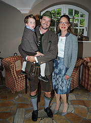 Tobias Guttenberg, Doreen Dietel und Sohn Marlow  ©Foto: Terence Tremper für AlpenHerz